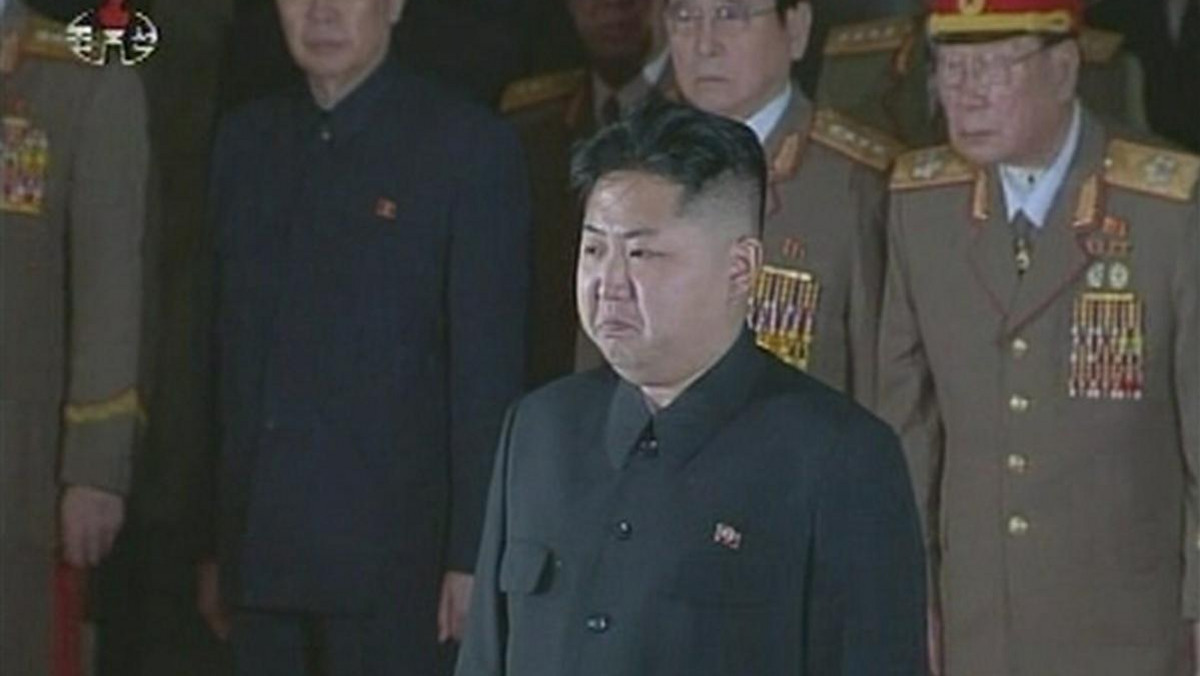 Noworoczny wspólny artykuł wstępny trzech głównych dzienników Korei Północnej obiecuje jej mieszkańcom dobrobyt, wzywając ich jednocześnie, by "aż po śmierć" byli wierni nowemu przywódcy państwa Kim Dzong Unowi, który zastąpił swego zmarłego ojca Kim Dzong Ila.