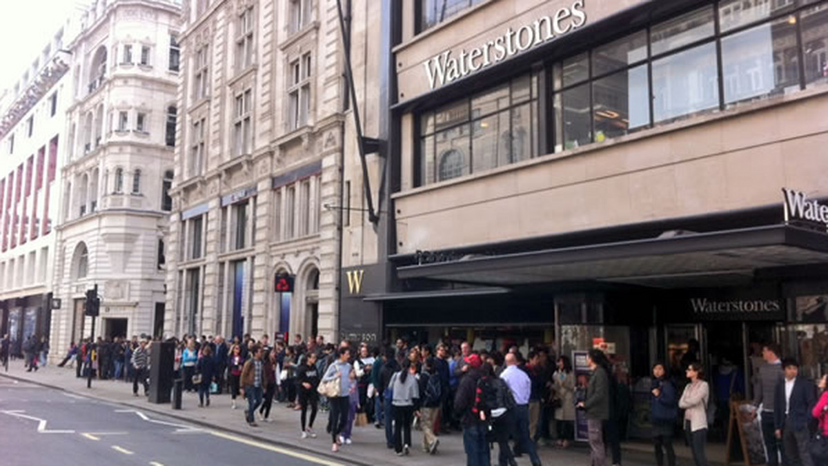 18 godzin musieli czekać w kolejce pod księgarnią Waterstones Piccadilly w Londynie najwierniejsi fani Harukiego Murakamiego, jeśli chcieli otrzymać od pisarza autograf na książce.