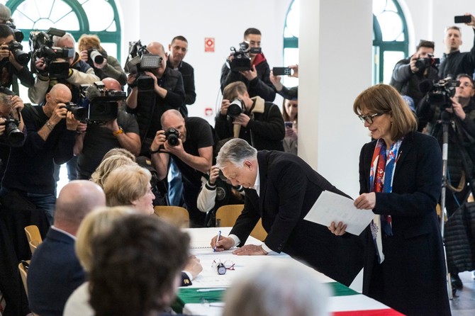 Viktor Orban sa suprugom danas na glasanju