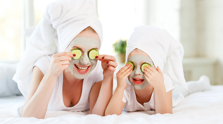 Amellett,
hogy a közös
szépségápolás hasznos időtöltés, remek szórakozás is
lehet /Fotó: Shutterstock