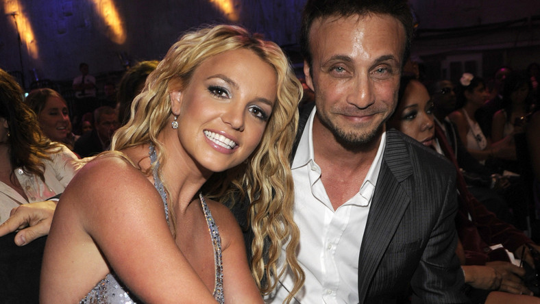 Wieloletni menedżer Britney Spears zrezygnował ze swojej pracy po 25 latach. To on odpowiada za większość sukcesów wokalistki. Larry Rudolph napisał list do ojca księżniczki pop oraz jej kuratorki. "Dzisiaj dowiedziałem się, że Britney ma zamiar oficjalnie przejść na emeryturę" - wspomniał mężczyzna.
