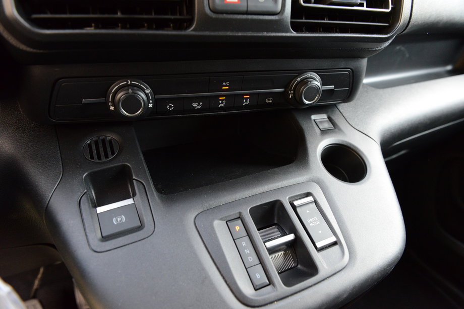 Opel Combo-e Life XL to auto na prąd, więc nie ma w ogóle tradycyjnej skrzyni biegów - zamiast tego mamy prosty przełącznik: jazda do przodu, do tyłu i parkowanie. Można też skorzystać z trybu odzyskiwania energii, gdy auto mocnej hamuje silnikiem.