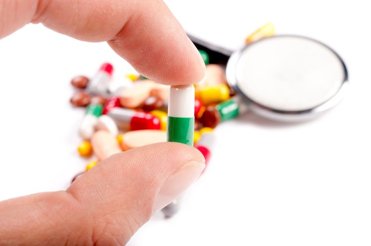 Produkcja przeciwciał i diagnozowanie chorób. Google to nie tylko internet. Spółka ma też udziały w spółkach działających na rynku farmaceutycznym. Jest udziałowcem firmy Adimab, która specjalizuje się w badaniach nad uproszczeniem i przyspieszeniem produkcji przeciwciał w oparciu o drożdże. Dzięki przeciwciałom proces leczenia chorób znacznie się skraca. Adimab pracuje też nad diagnozowaniem i leczeniem chorób poprzez mikroczujniki, które mogą być połykane przez pacjenta. iPierian, kolejna spółka, w której Google ma udziały, wykorzystuje technikę zwaną „przeprogramowaniem komórek” do opracowywania nowych innowacyjnych leków, które likwidują chorobę przez jej modyfikację.