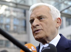 Buzek: Trzeba się dobrać do gazu łupkowego
