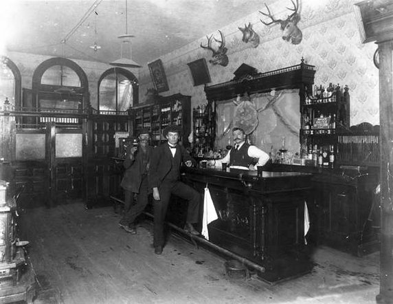 Wnętrze saloonu w Black Hawk, stan Kolorado (1897 r., domena publiczna)