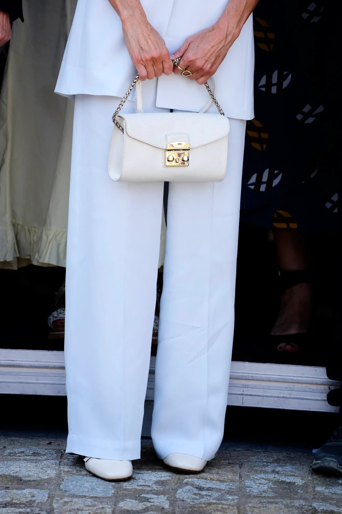 Bele pantalone su letnji modni imperativ
