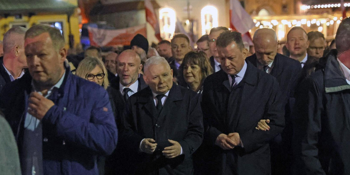 Jarosław Kaczyński podczas marszu pamięci.