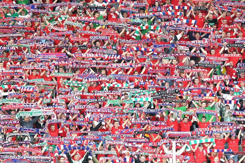 Mecze polskiej ekstraklasy na stadionach oglądało już prawie milion kibiców