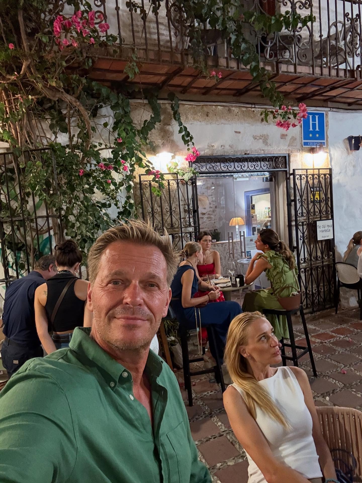 Moderátor a herec Martin Nikodým s priateľkou.