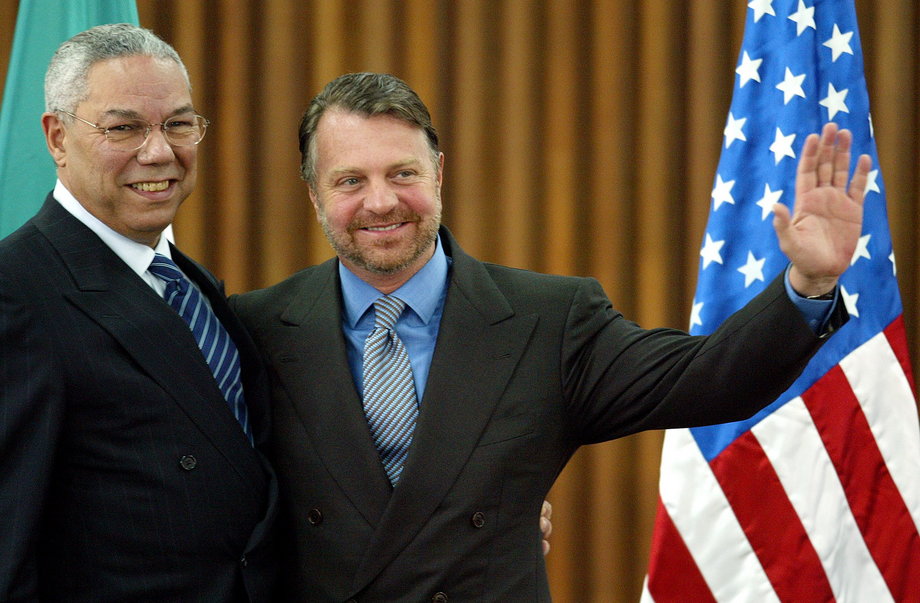 US Secretary of State Colin Powell hugs Mexican Foreign Minister Jorge Castañeda, right, at the end of a joint press conference, November 26, 2002.