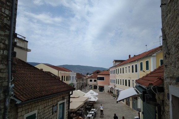U ovom crnogorskom gradu od danas je ZABRANJENO ŠETATI U KUPAĆEM KOSTIMU:  Zabrana i za kampovanje u popularnom parku