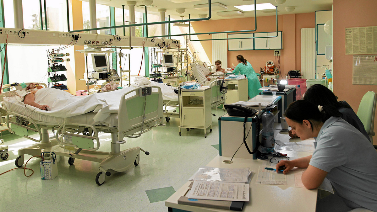 Szpitale w regionie kujawsko-pomorskim, które dotychczas nie podpisały umów z narodowym Funduszem Zdrowia na 2012 rok, będą w styczniu przyjmować pacjentów na dotychczasowych zasadach. NFZ chce do końca stycznia podpisać kontrakty ze wszystkimi placówkami.