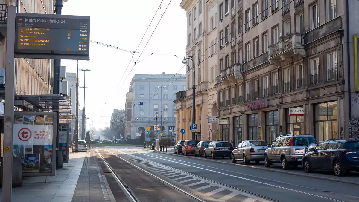 Ruch w miastach niemal zamarł, nie ma już godzin szczytu, spadło zużycie paliw. A wystarczy, że robi się chłodniej i wraca smog. Przypadek?