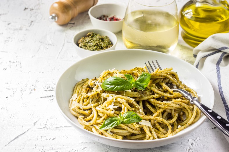 Spaghetti z pesto i orzechami