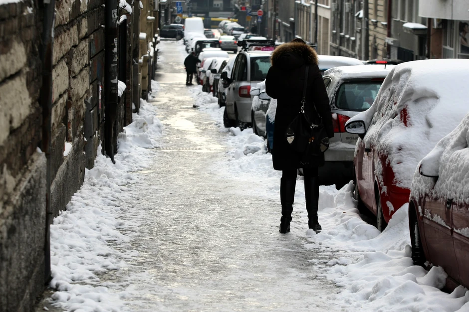 Mnogi trotoari su i dalje pod snegom i ledom