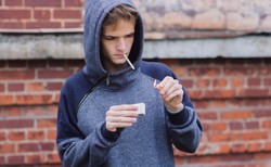 Nastolatkowie wcześnie zaczynają palić. "Nowotwory dają o sobie znać później"