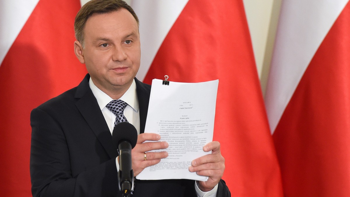 Andrzej Duda złożył projekty ustaw o SN i KRS do laski marszałkowskiej, na stronie Prezydent.pl pojawiły się teksty propozycji. Co wynika z projektów?