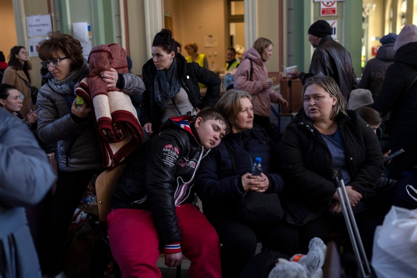 Ukrajinske izbeglice čekaju voz u Pšemislu, Poljska