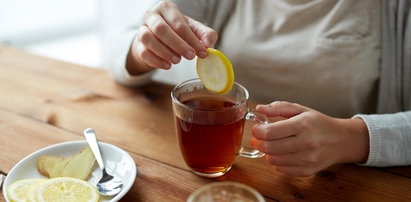 Pijasz herbatę z cytryną? Uważaj!