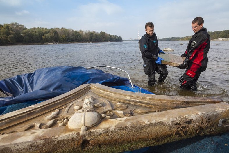 Marmurowe międzyłucze z królewskim herbem dynastii Wazów wydobyte z dna Wisły. Zdjęcie z książki „Uratowane z Potopu” 