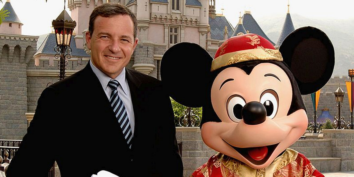 CEO Disneya Bob Iger wraz z Myszką Miki