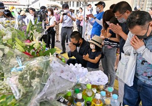  Građani Japana odaju počast Abeu