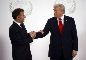 Emanuel Makron i Donald Tramp na samitu o Gazi u Šarm el Šeiku 13. oktobra 2025.