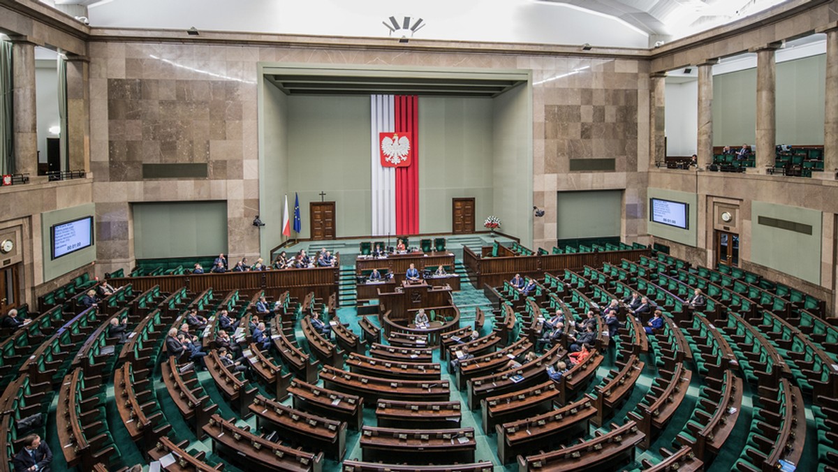 Nowy sondaż partyjny: spadek KO, rosną Lewica i Konfederacja