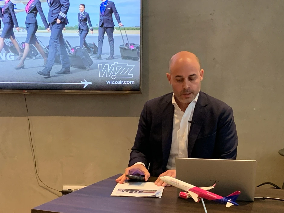 Andraš Rado, direktor korporativnih komunikacija Viz Era na konferenciji za novinare | Foto: BBC