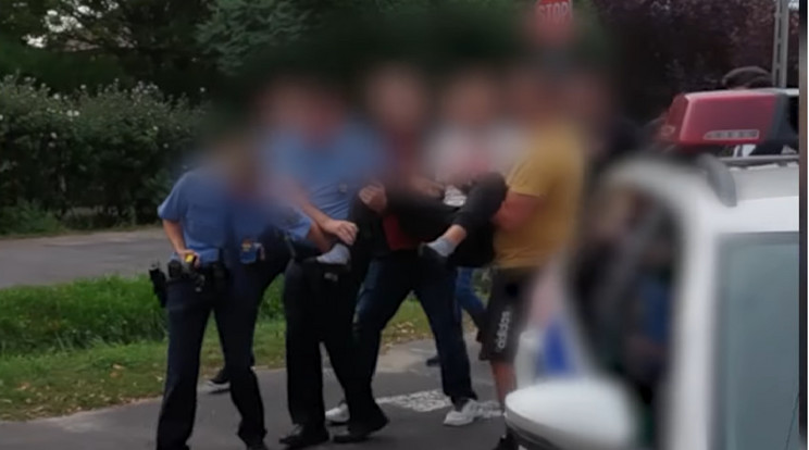 Három rendőrnek kellett felemelnie az elkövetőt, mivel nem akart velük menni / Fotó: YouTube 