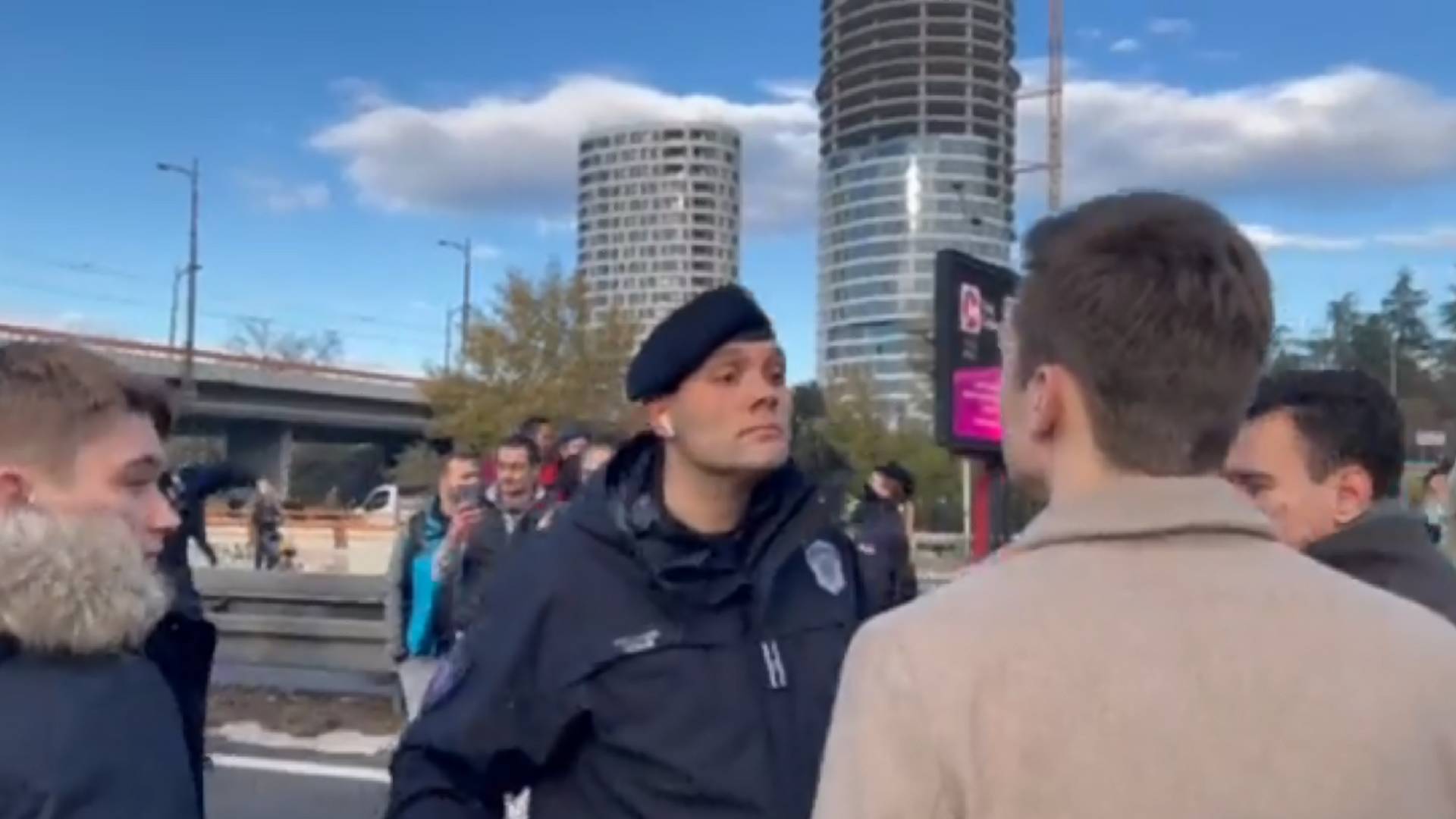 Policajac nasrnuo na aktivistu u Beogradu - zar ćete da gurate goloruki narod