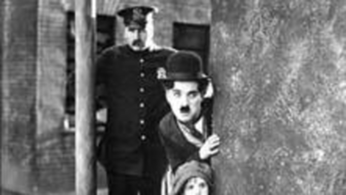 W pełni ukształtowany Charlie "Włóczęga" Chaplin narodził się w 1915 roku w Stanach Zjednoczonych.