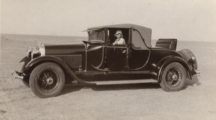 Kraljica Marija snimljena oko 1930. godine. Vozilo je „linkoln L roudster“. Kraljica Marija se pune dve decenije na kraljevskom dvoru pitala o svemu što se kotrlja na točkovima