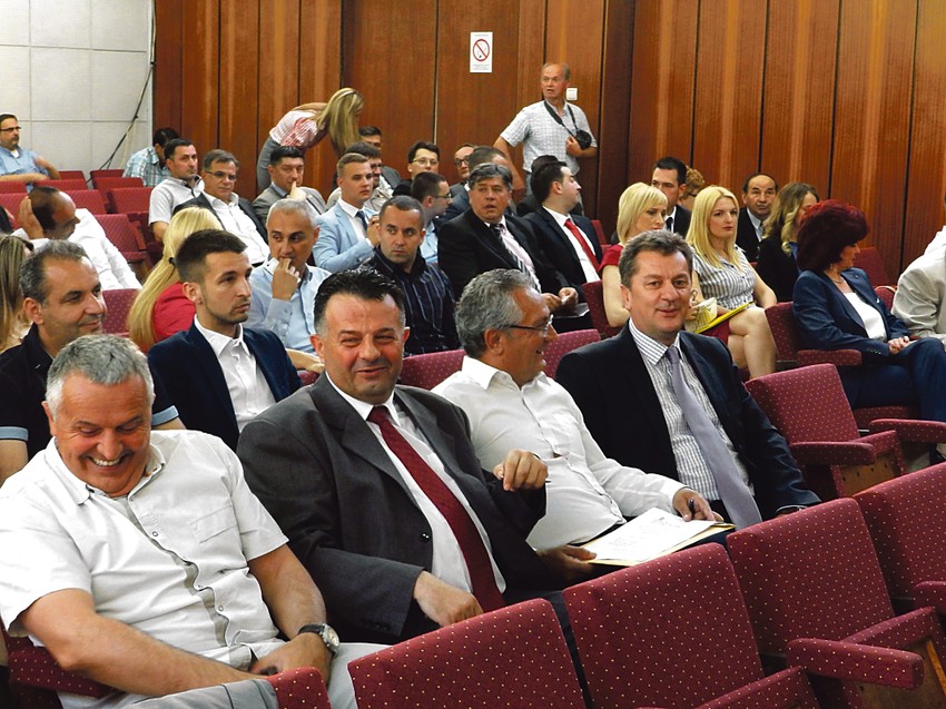 Nasmejani: Naprednjaci i socijalisti se smeju na primedbe o vlastitoj nepismenosti