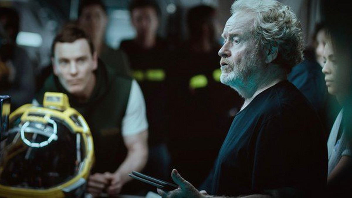 W sieci pojawiło się pierwsze zdjęcie Michaela Fassbendera i Ridleya Scotta na planie filmu "Alien: Covenant". Po raz pierwszy widzimy, jak będzie wyglądał grany przez Fassbendera David.