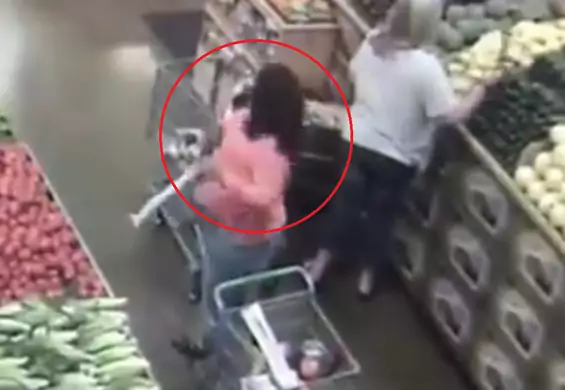 Uważaj na zakupach w supermarketach. Kobieta z nagrania została okradziona w 4 sekundy