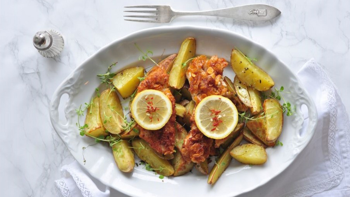 Pomysł na szybki obiad. Kawałki indyka zanurzam w roztrzepanym jajku i panierce z płatków kukurydzianych (bezglutenowych) zmieszanych z suszonym chili peperoncini. Ziemniaki posypuje otartą skórką z cytryny, doprawiam solą morską i gałązkami świeżego tymianku. Jeśli macie na co dzień ochotę na proste i niewyszukane danie, ta propozycja całkiem znośnie się wpisze się w Wasze oczekiwania.