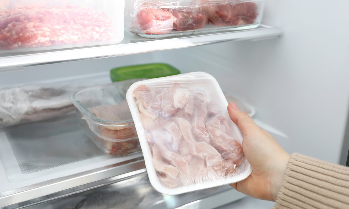 Mrożony kurczak w lodówce. Po tym terminie nadaje się tylko do kosza