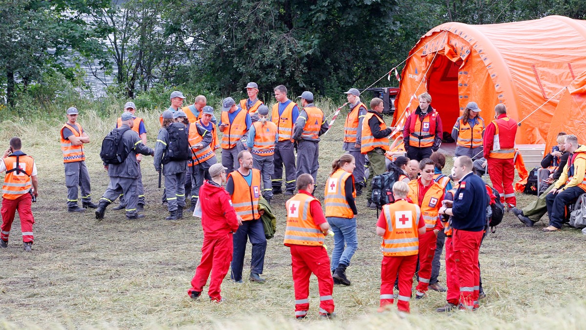 Świadkowie piątkowej strzelaniny na norweskiej wyspie Utoya twierdzą, że napastnik nie działał w pojedynkę - podaje norweski dziennik "Verdens Gang". Norweska policja zatrzymała przed hotelem na wyspie Utoya mężczyznę, który miał przy sobie nóż. Tymczasem z 84 do 85 wzrosła liczba ofiar piątkowej strzelaniny na wyspie Utoya - poinformowała w sobotę norweska policja. Według niej, "nie ma konkretnych doniesień" o drugim uzbrojonym napastniku na wyspie, lecz wciąż nie można wykluczyć takiej ewentualności.