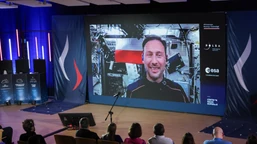 polski astronauta wrócił na ziemię. kapsuła dragon grace wodowała na p