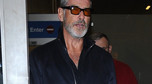 Pierce Brosnan na lotnisku