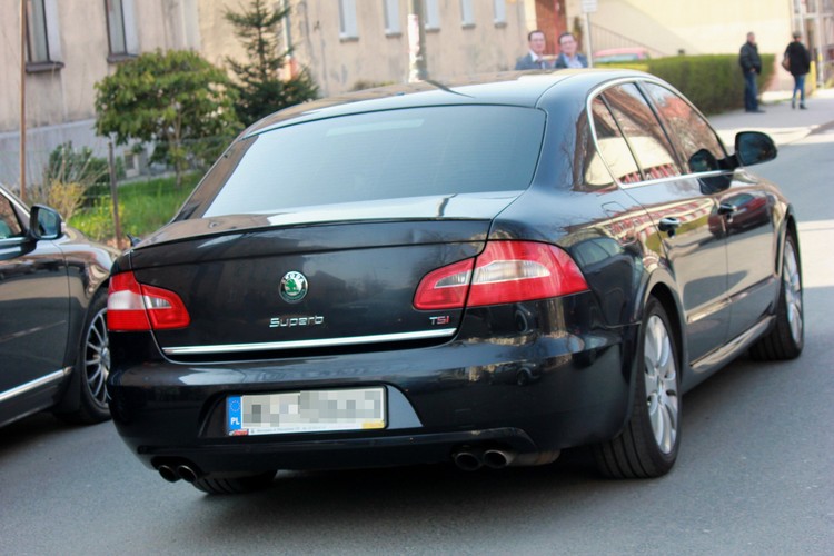 Skoda superb, którą podróżuje Jarosław Kaczyński