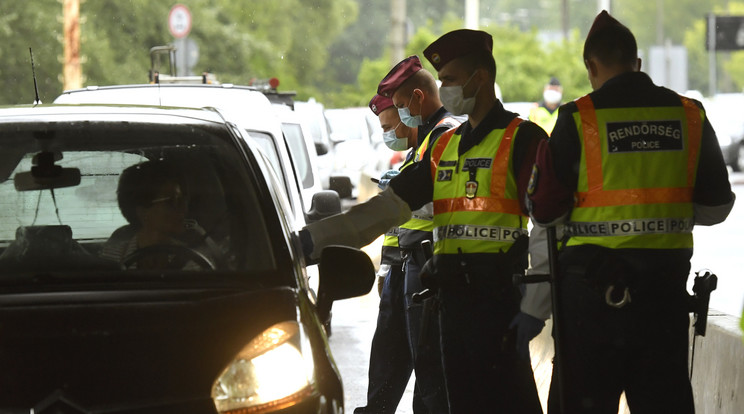 A szlovák határon hónapokig tilos volt az átjárás. A napokban azonban enyhültek a szabályok, eleinte ellenőrizték a belépőket és a kiutazókat is, ám mára korlátozások nélkül léphetünk át a határon  /Fotó: Getty Images