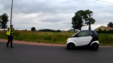 Dziecko zamknięte w bagażniku. Wiozła je kobieta bez prawa jazdy