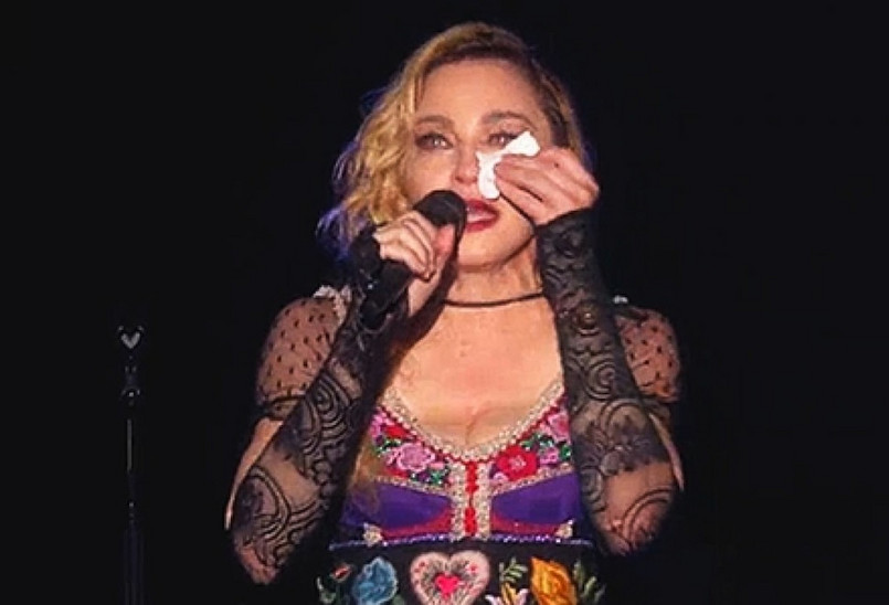– Dzisiejszy koncert jest dla mnie bardzo, bardzo trudny, ponieważ pod wieloma względami czuję się rozdarta. Gdy tańczę, śpiewam, bawię się, a ktoś inny opłakuje stratę ukochanych osób. Ale terroryści chcą właśnie tego, by zamknąć nam usta. Dlatego musimy być silni i nie możemy na to pozwolić – mówiła, nie kryjąc wzruszenia, Madonna.