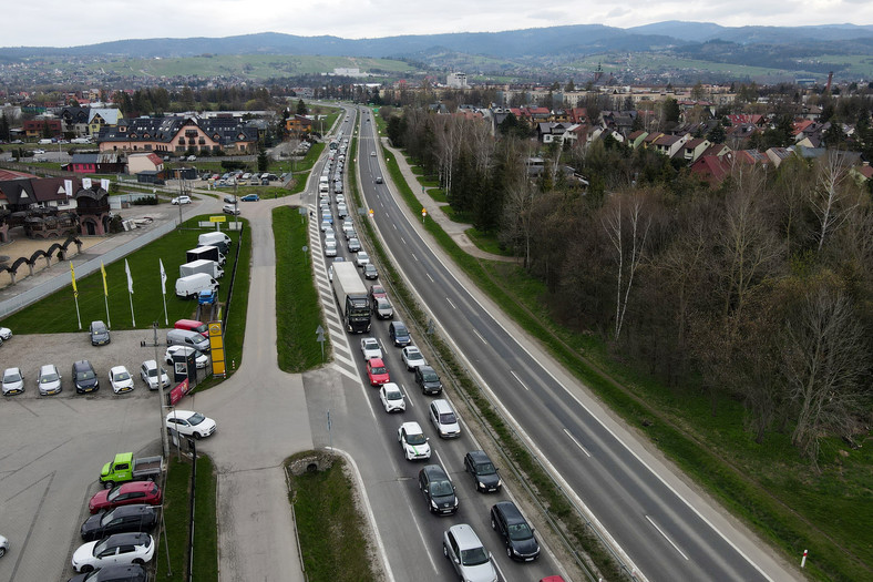 Wzmożony ruch samochodowy na zakopiance w majówkę 