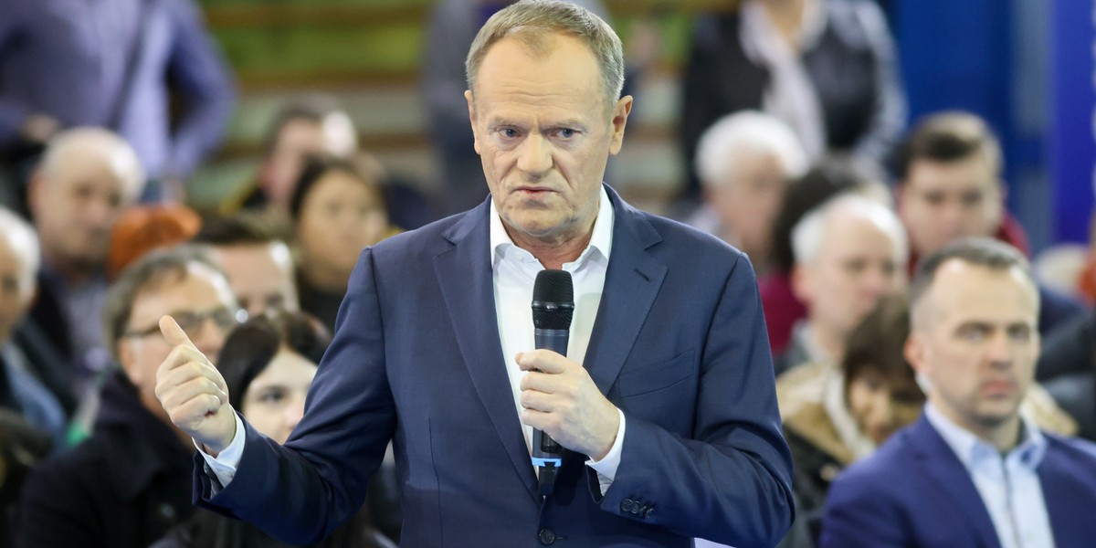  Przewodniczący Platformy Obywatelskiej Donald Tusk podczas otwartego spotkania z mieszkańcami miasta w Hali MOSiR w Pabianicach, 27 bm. 