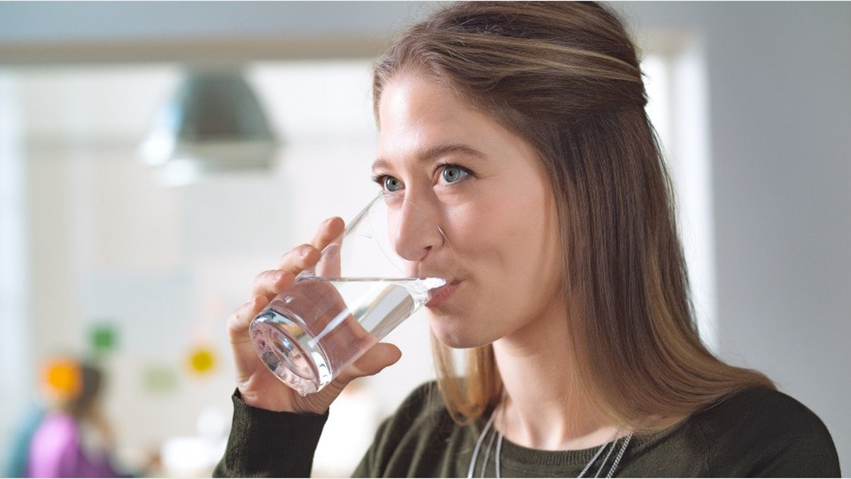  Chociaż wiemy, jak ważne jest dla naszego zdrowia picie wody, ten nawyk dla większości z nas jest trudny do wyrobienia. Zapominanie o optymalnym nawadnianiu się powoduje, że czujemy spadek energii, częściej boli nas głowa, pojawiają się obrzęki. Jak pić wodę regularnie i z przyjemnością? 