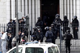 Francja: Policja zastrzeliła uzbrojonego mężczyznę, który groził przechodniom w Awinionie