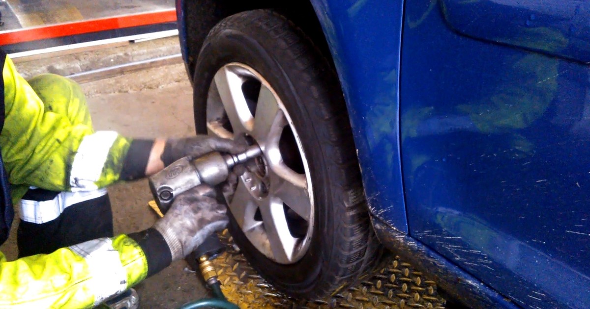 Ile kosztuje wymiana opon? Wulkanizatorzy odsłaniają cenniki na zimę